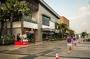 Besuch einer riesigen Shopping-Mall in Bangkok.