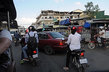 Durch Phnom Penh mit einem TukTuk. Adremalin pur.