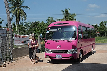 Ein neuer  Bus in einem dezenten und unaufflligen  Pink..