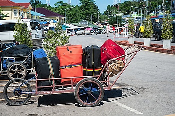 Auf Handwagen wurden unsere Koffer ber die Grenze nach Thailand gebracht.