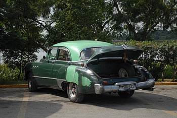 Buick Buick Super 51 4-door Sedan (1950)  an einer Raststtte