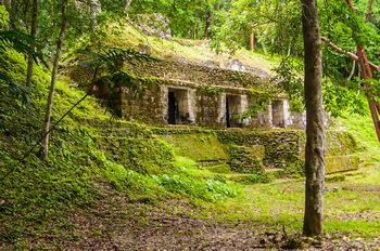 Besichtigung der Ruinen von Yaxha, Guatemala.