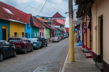 Durch die Stadt Flores im Lago Pten Itz in Guatemala.