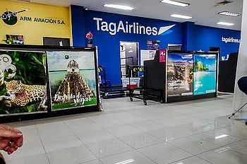 CheckIn bei TagAirlines im Regionalflughafen von Flores, Guatemala.