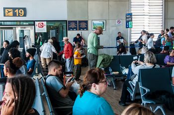 Wir warten auf unseren Flug am Gate 19 nach Housten, Texas.