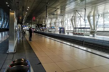 Wir warten im Frankfurter Fernbahnhof auf unseren ICE nach Duisburg.