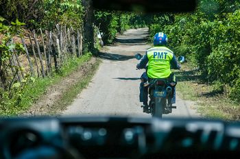 Mit Polizeieskorte durch die Berge.