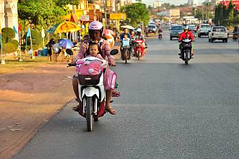 Helme fr Kinder sind in Laos unbekannt