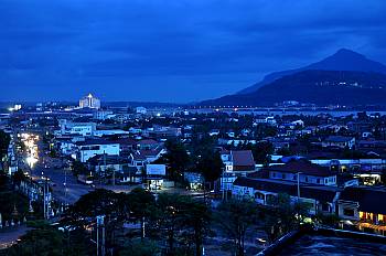 Sonnenuntergang auf dem Dach des Palace Hotels in Pakse, Laos.