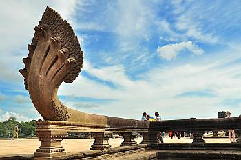 Restaurierter Nagakopf am Zugang zum Angkor Wat