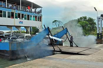 Die Fhre nach Ko Chang (Thailand) startet ihren Schiffsdiesel *rchel*