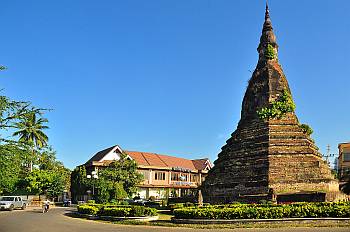 Die schwarzen Stupa "That Dam" in Vientiane