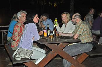 Abendessen am Wasserfall im Dschungel