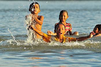 Laotische Kinder beim Bad im Mekong