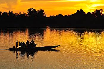 Fhre zur Insel Don Khong bei Sonnenuntergang