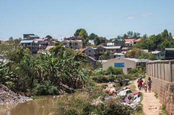 Antananarivo: Wsche wird nach dem Waschen im Fluss in der Sonne gebleicht.