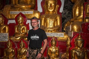 Andy im Spinnentempel mit 8800 vergoldeten Buddhas