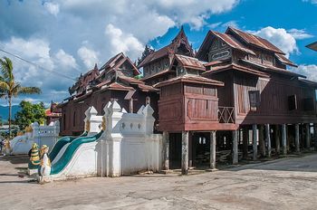 Ein Mahagonikloster auf dem Weg nach Nyaung Shwe am Inle-See.