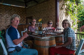 Weinprobe in Myanmar. Kann das gut gehen?