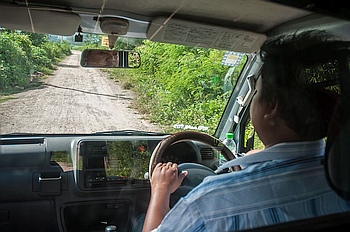 Mit einem kleinen LKW auf Tour in Myanmar.