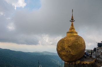 Der Goldene Fels (Kyaiktiyo),  eine der heiligsten buddhistischen Sttten in Myanmar.