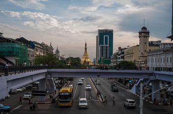 In den Straen von Yangon (Blick auf die Shwedagon-Pagode).