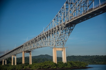 Die  Brcke "Puente las Amricas"