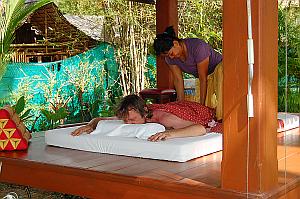 Thai-Massage an Strand von Ko Chang